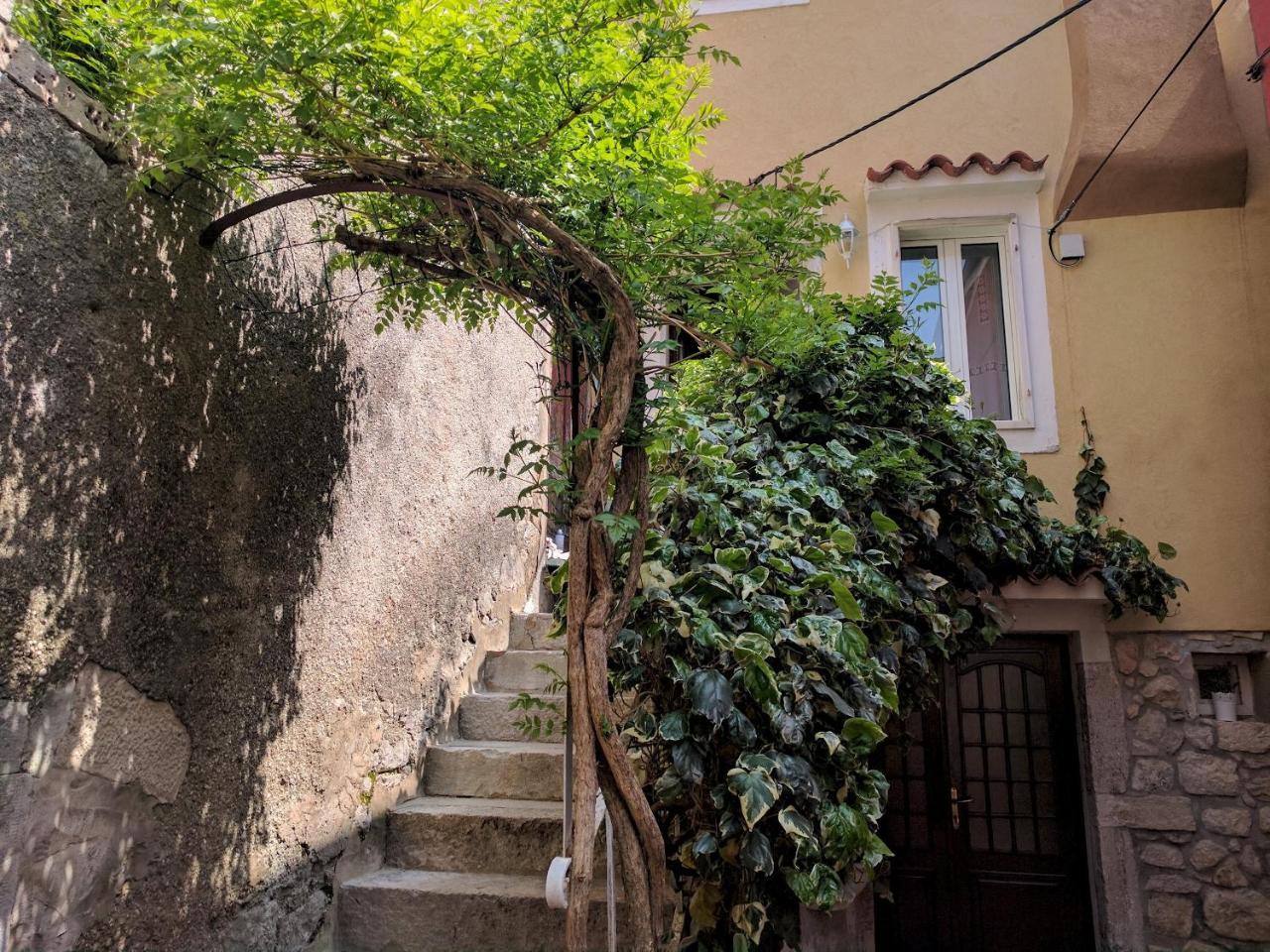 Appartement Family House In The Old Center à Cres Extérieur photo