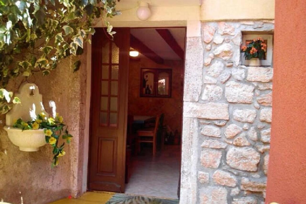 Appartement Family House In The Old Center à Cres Extérieur photo